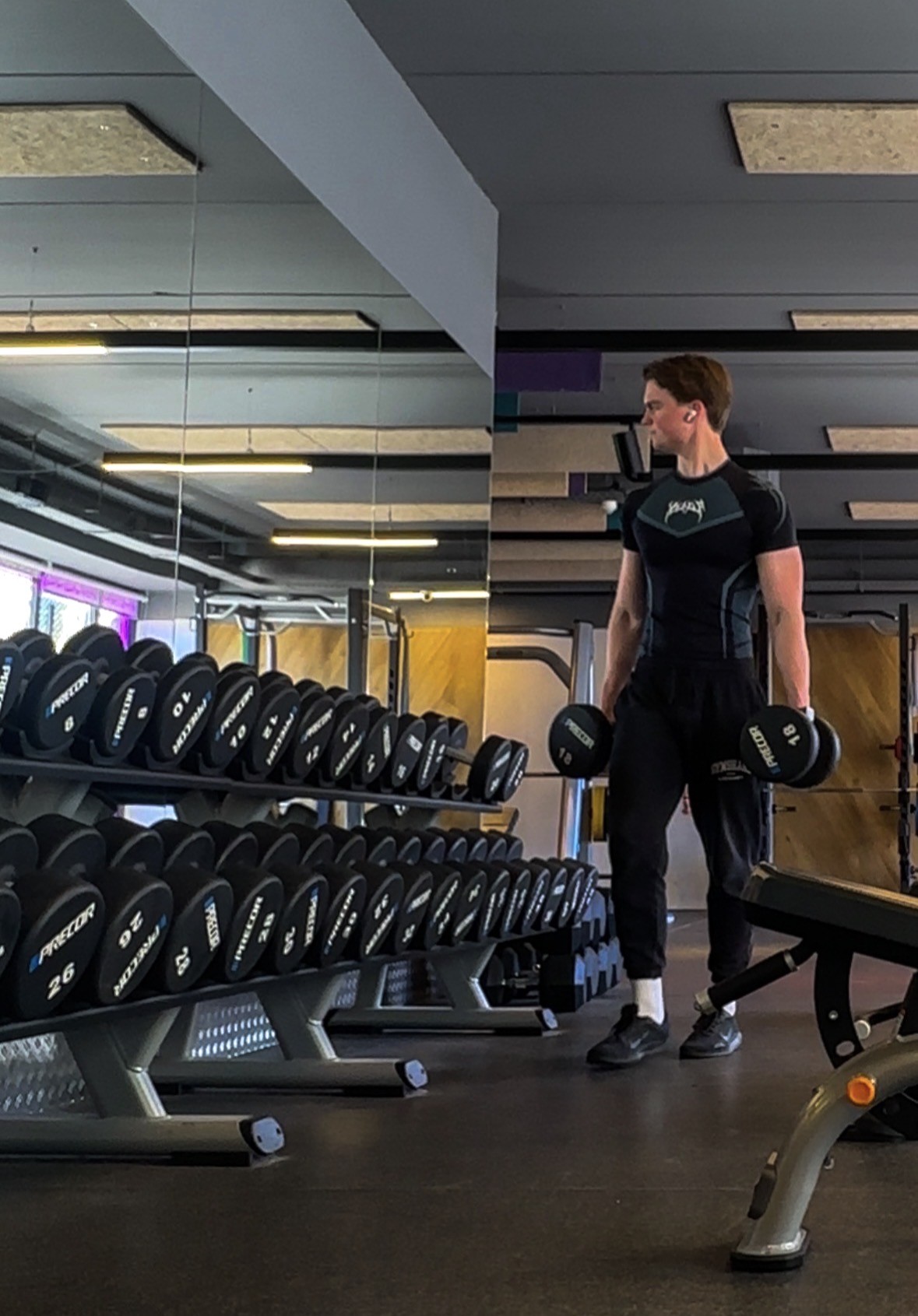 Juup van Trier traint met dumbbells in de gym