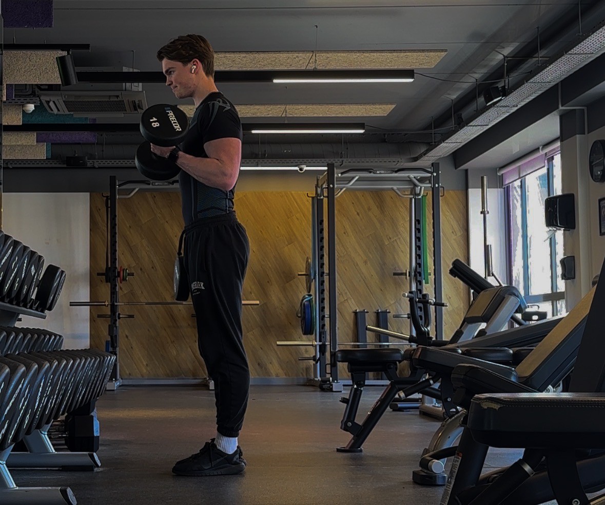 Juup van Trier doet een oefening met dumbbells in de gym