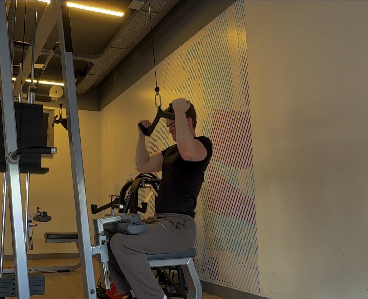 Juup van Trier traint aan een machine in de gym